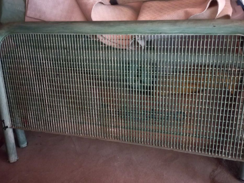 Cama de ferro antiga