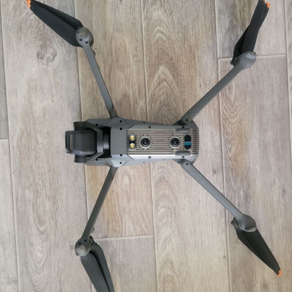 Продам DJI Mavic 3 Combo Plus с 8 аккумуляторами и аксессуарами