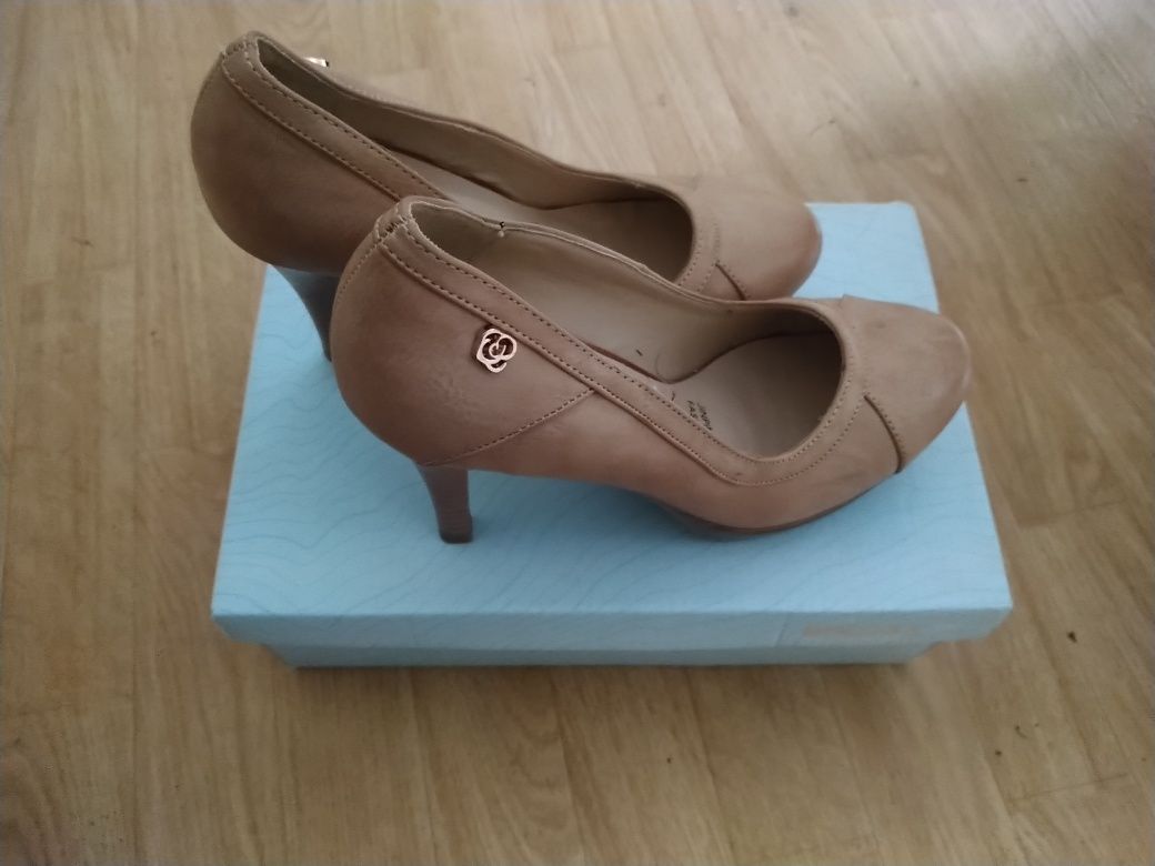 Sprzedam szpilki beżowe 38