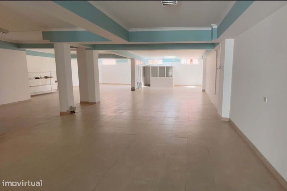 Loja remodelada recente, em edifício moderno, junto Loja do Cidadão do