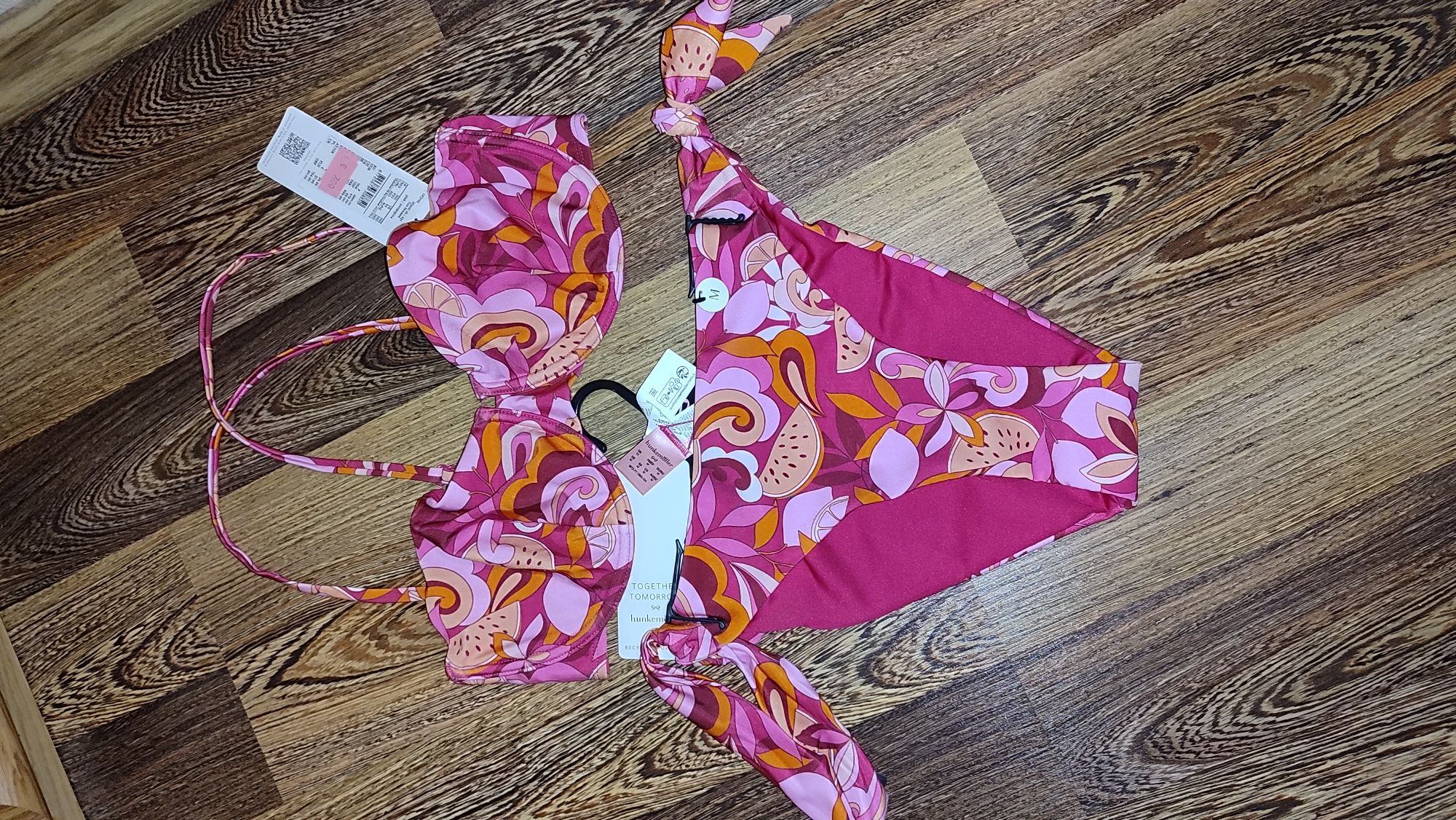 Яскравий купальник від бренду Hunkemoller