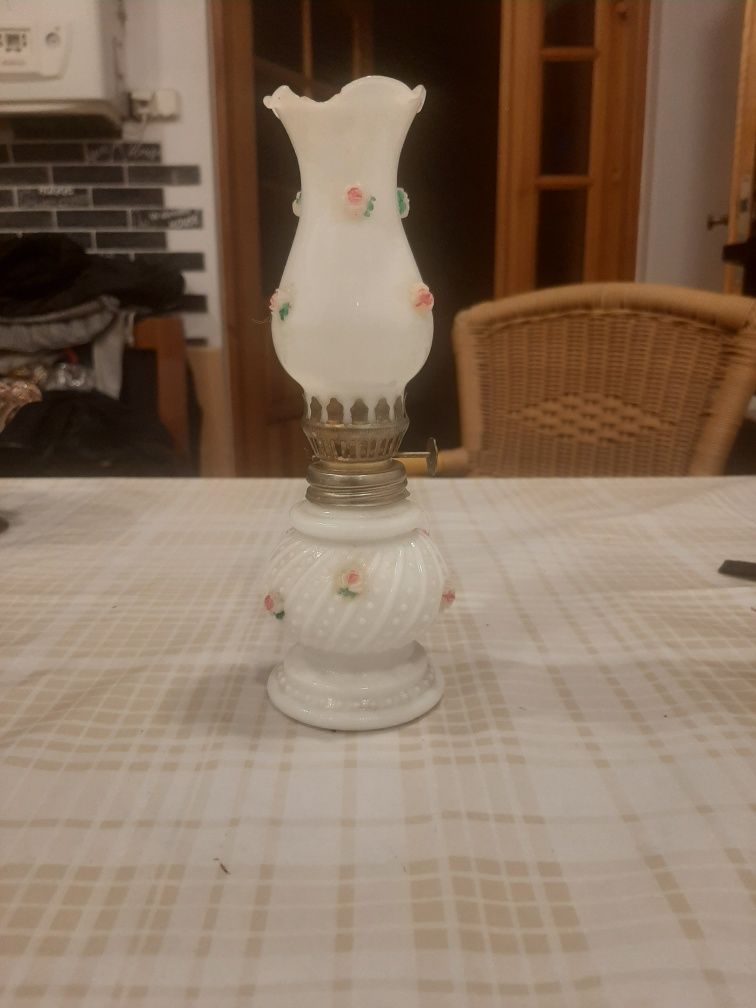 Sprzedam lampę naftową porcelanowa