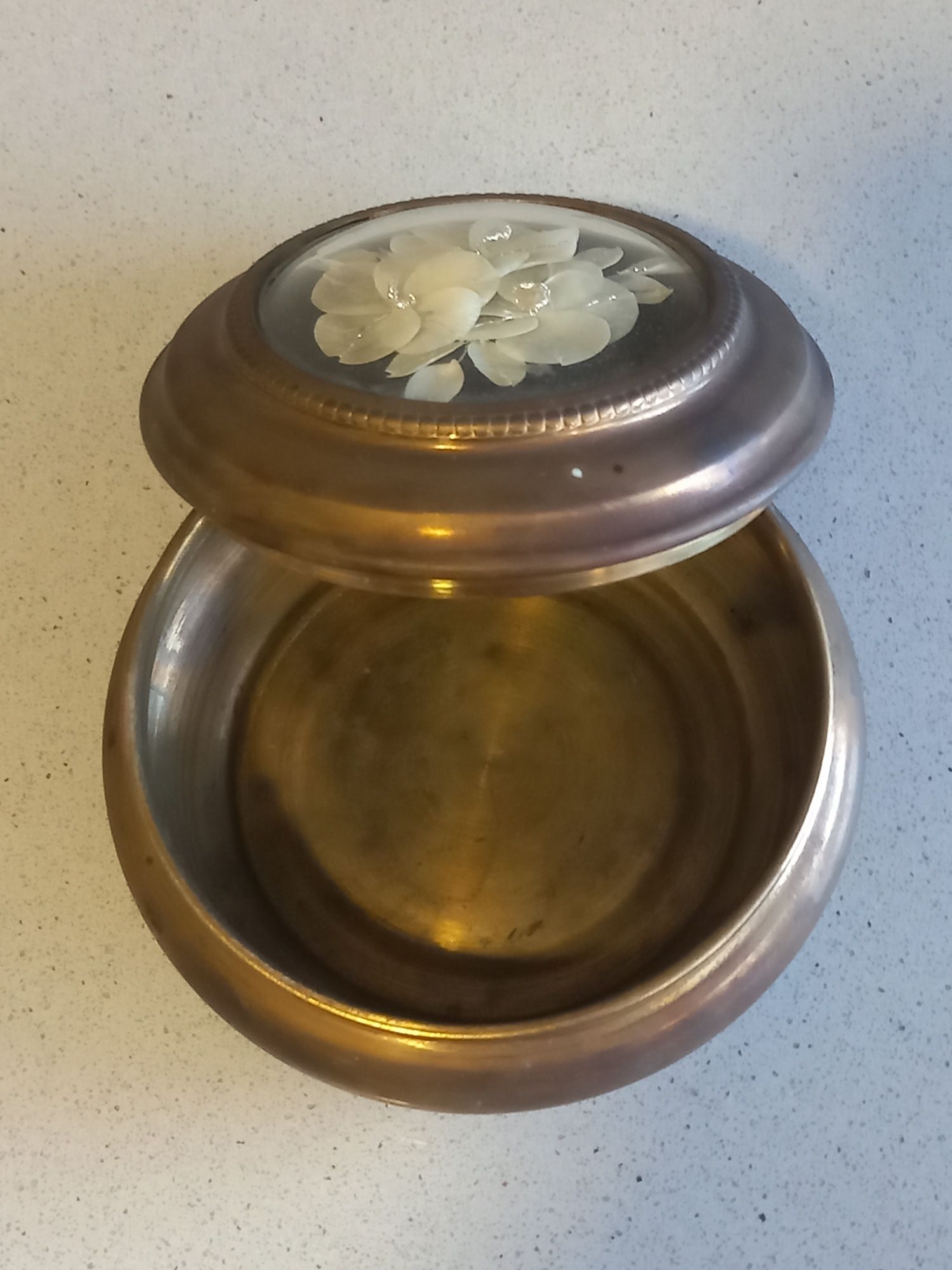 Jarra em porcelana e caixa de metal amarelo.