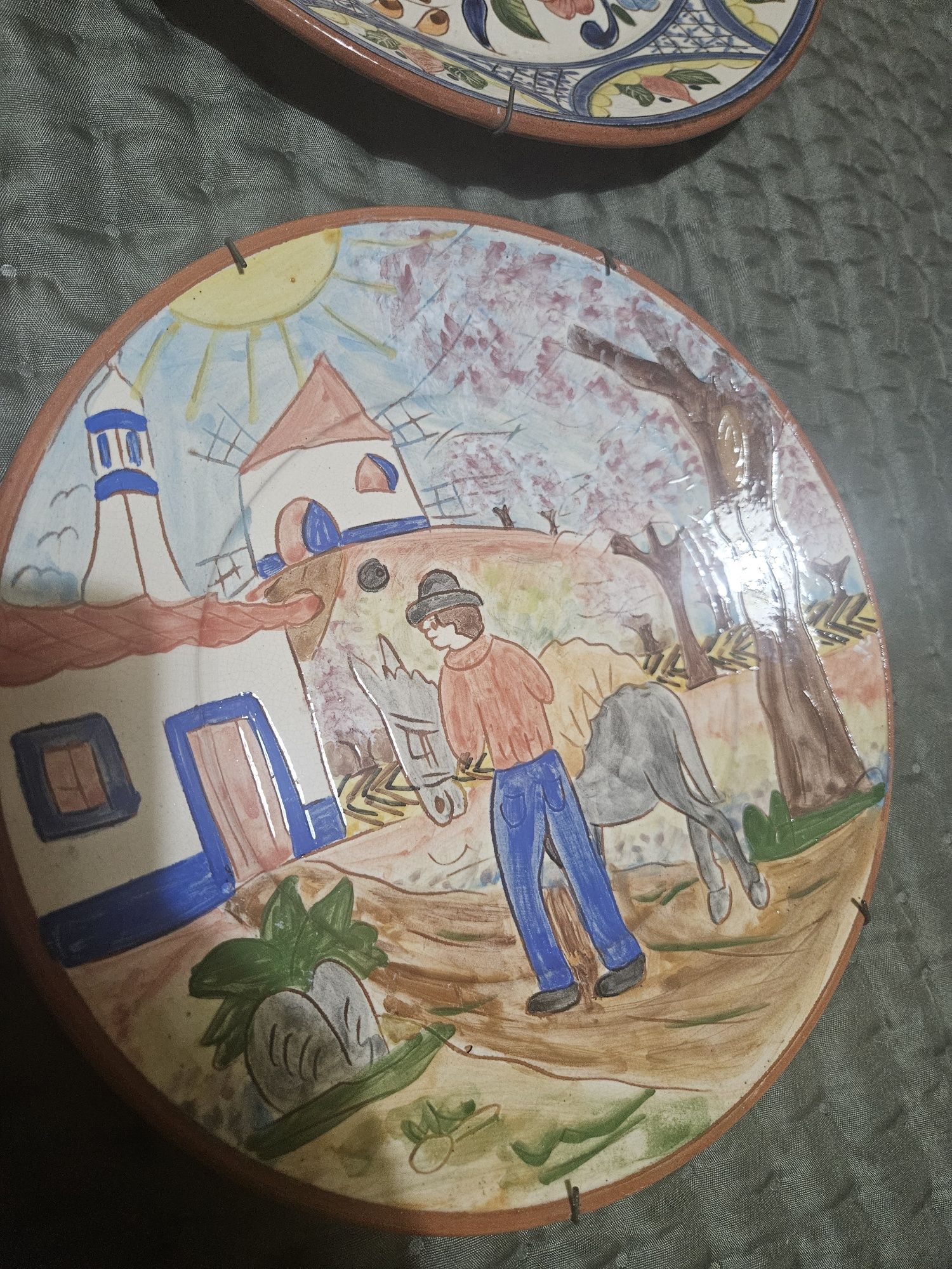Pratos em barros com pinturas à mão