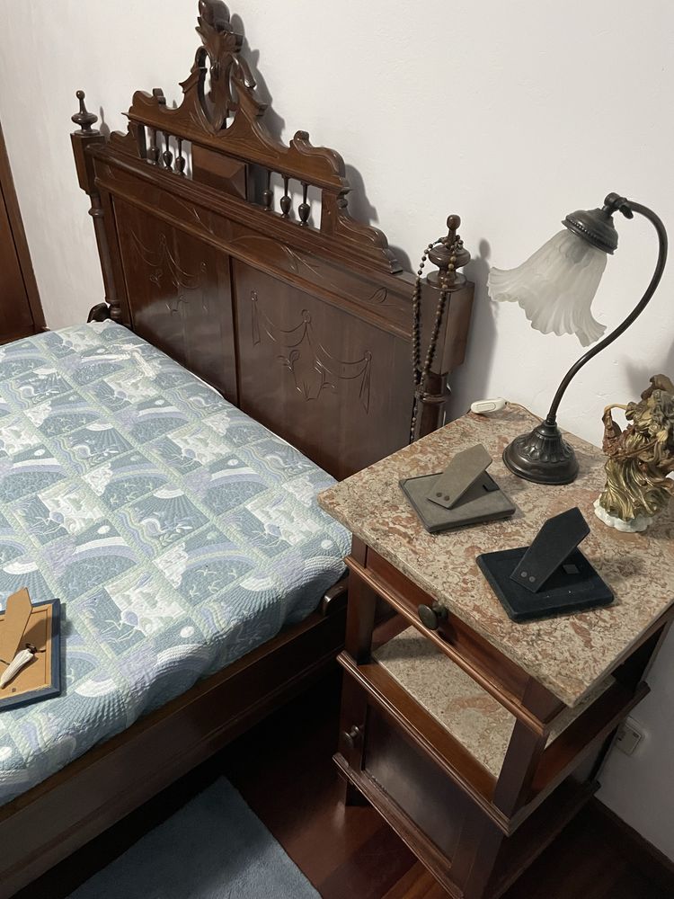 Cama antiga de madeira com estrado e colchao