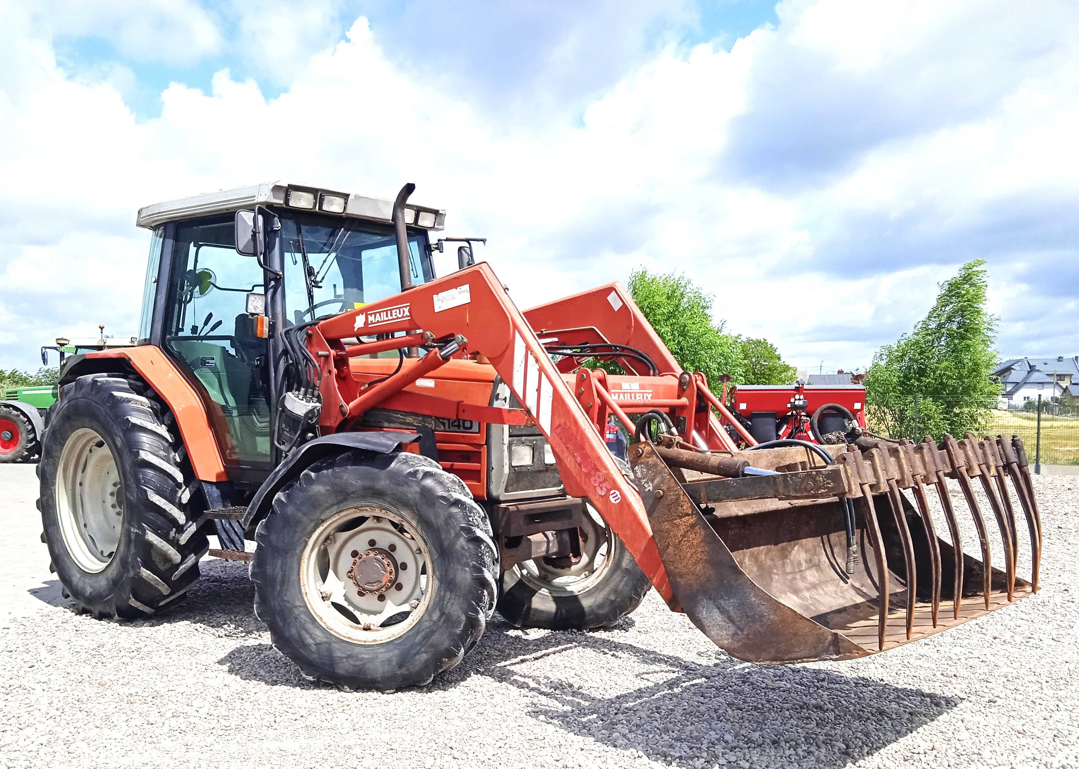 Massey Ferguson 6140  z ładowaczem czołowym. Mailleux,
