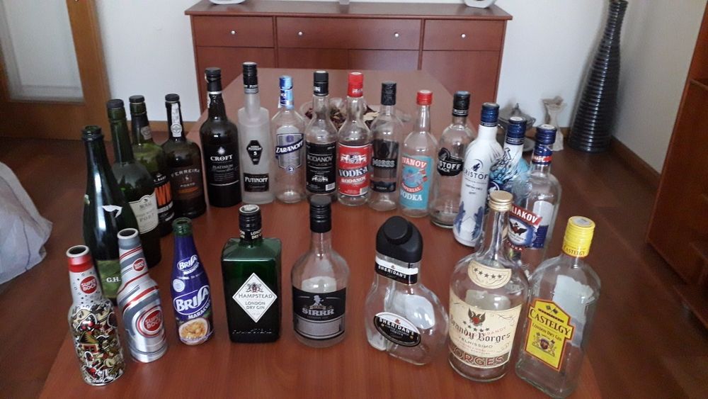 Garrafas vazias de várias marcas