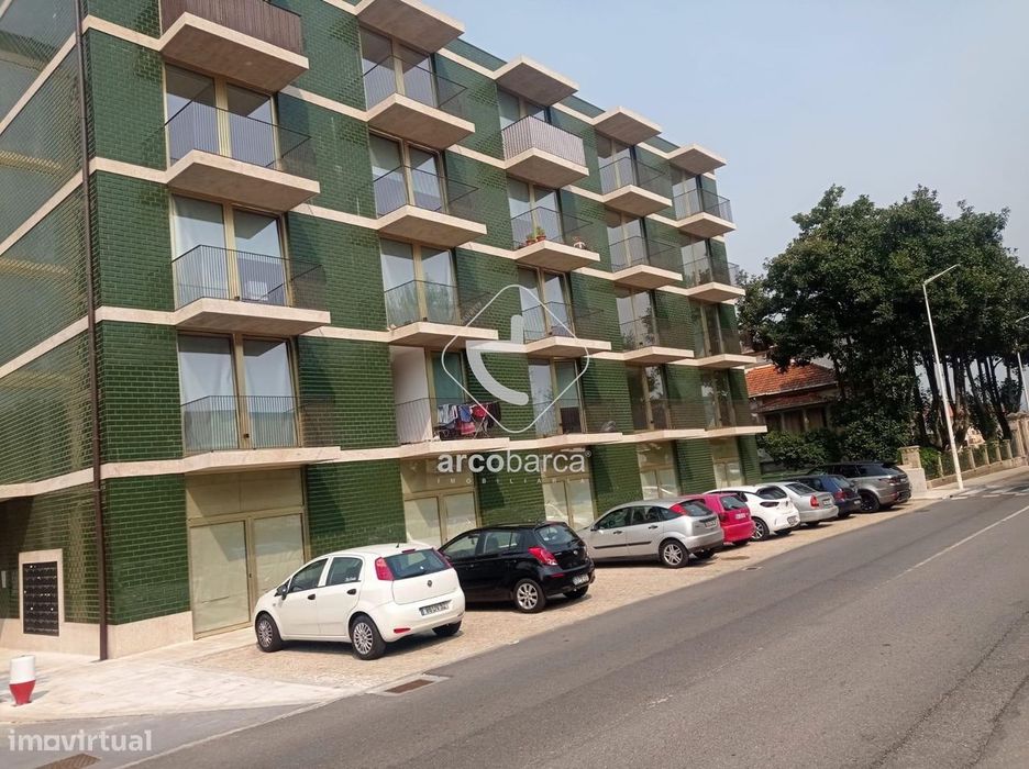 Apartamento T2 com dois lugares de garagem, localização excelente a es