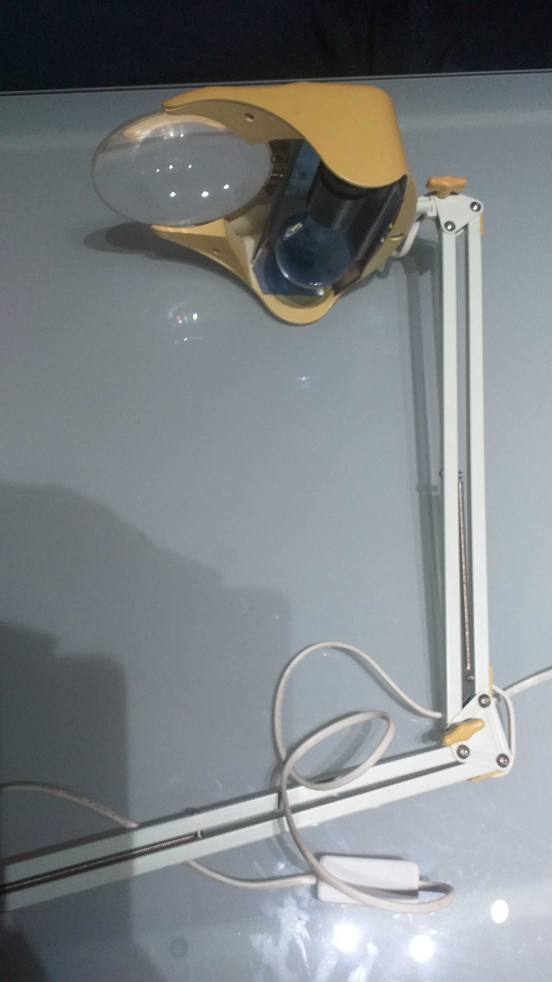 Candeeiro antigo com LUPA incorporada