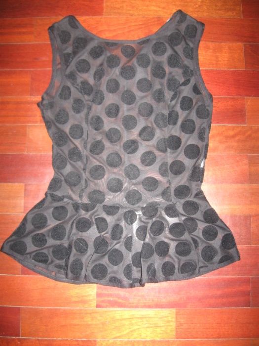 Top preto com peplum