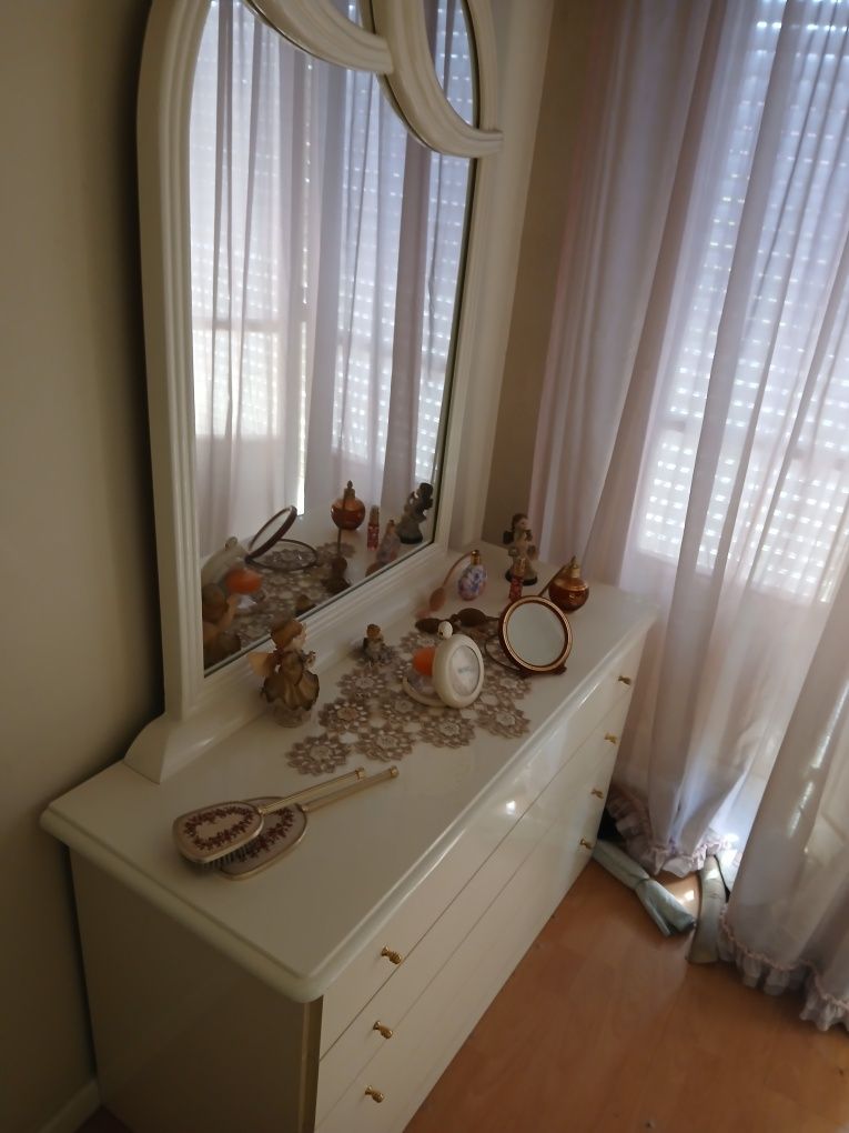 Mobiliário de quarto branco completo