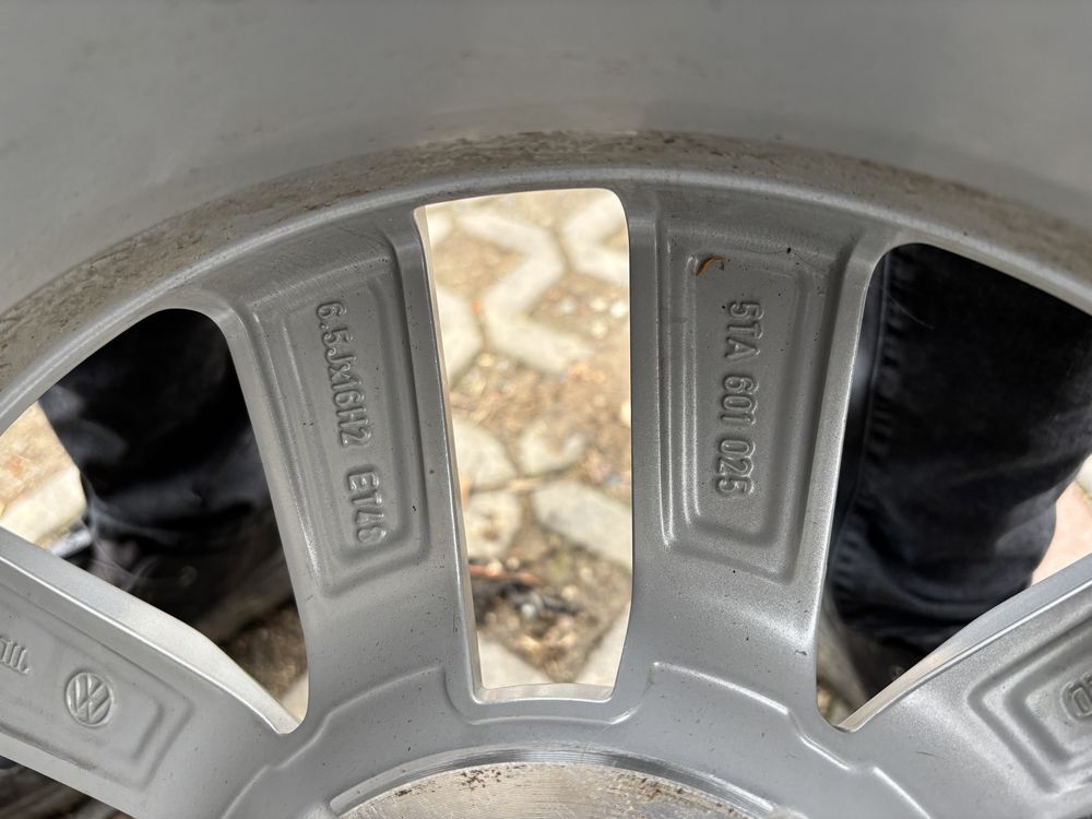 VW Tourab 5ta felga aluminiowa 5ta 601 025