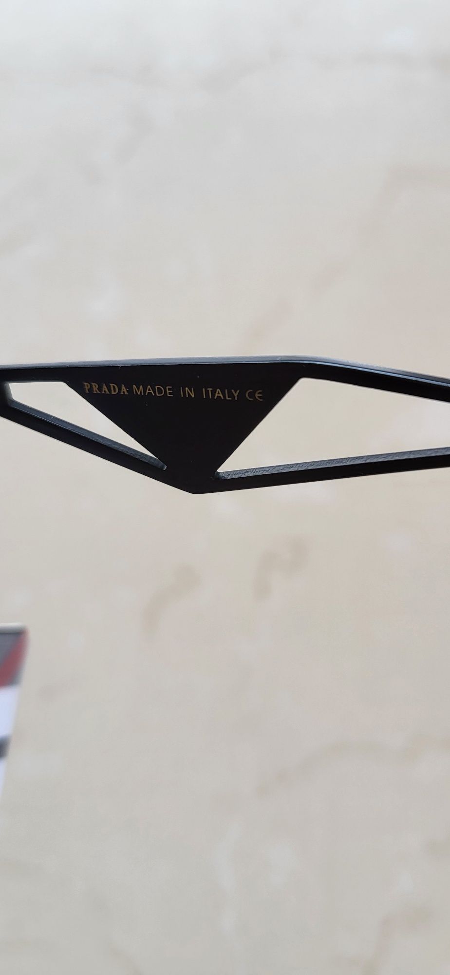 Okulary przeciwsłoneczne metalowe czarne oprawy logo fiolet szkło uv