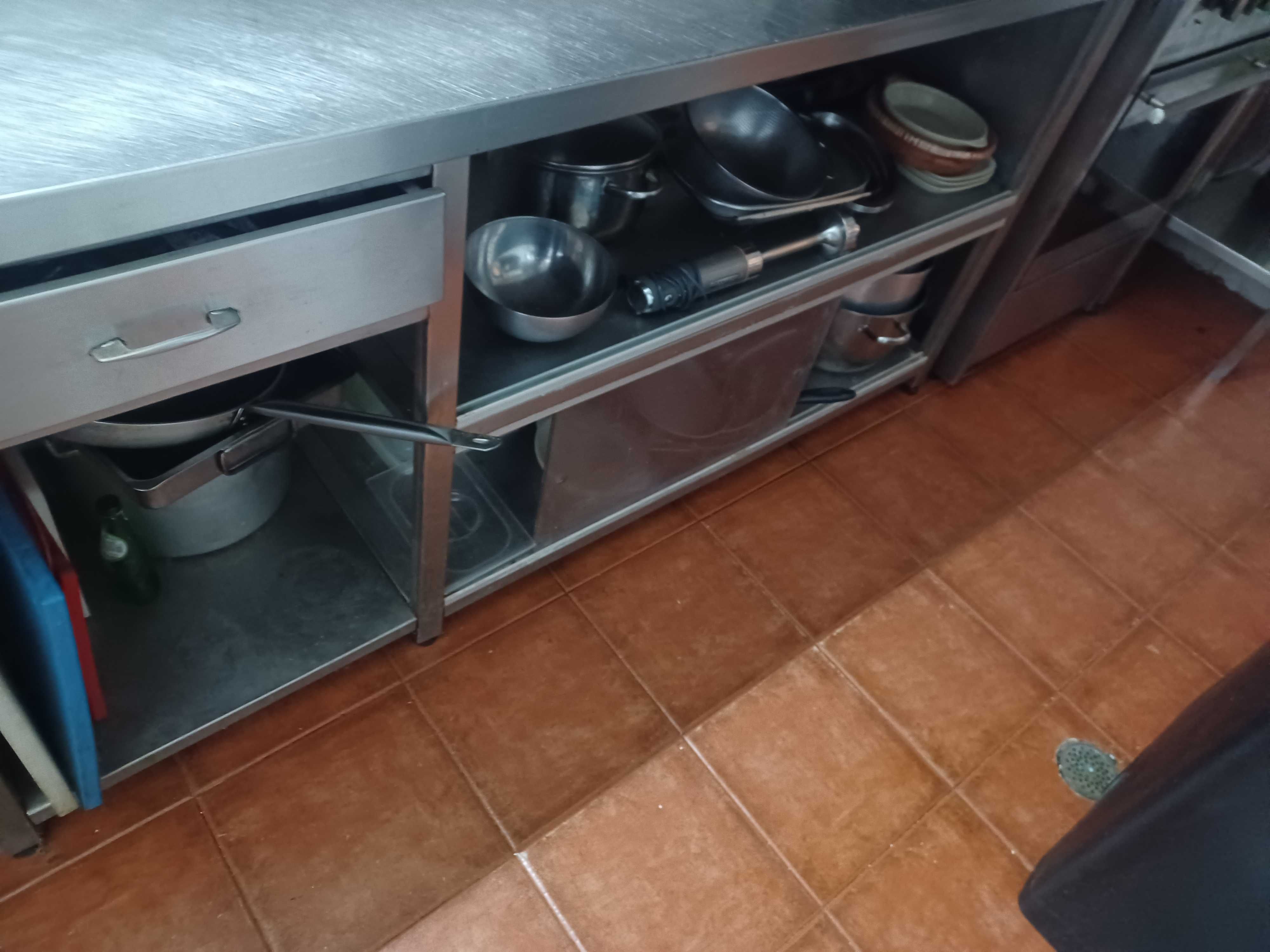 Balcão em INOX com lavatório duplo em ótimo estado de conservação