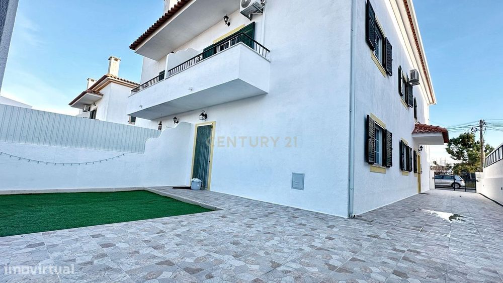 Moradia Geminada T4+1, localizada na Quinta do Conde com garagem e chu