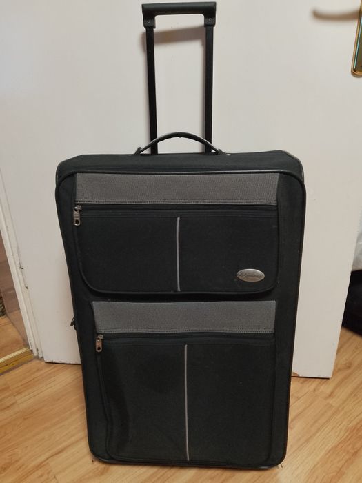 Duża walizka na kółkach 69x44x23 cm