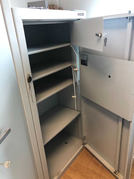 Sejf oraz szafa na dokumenty niejawne, broń i amunicję