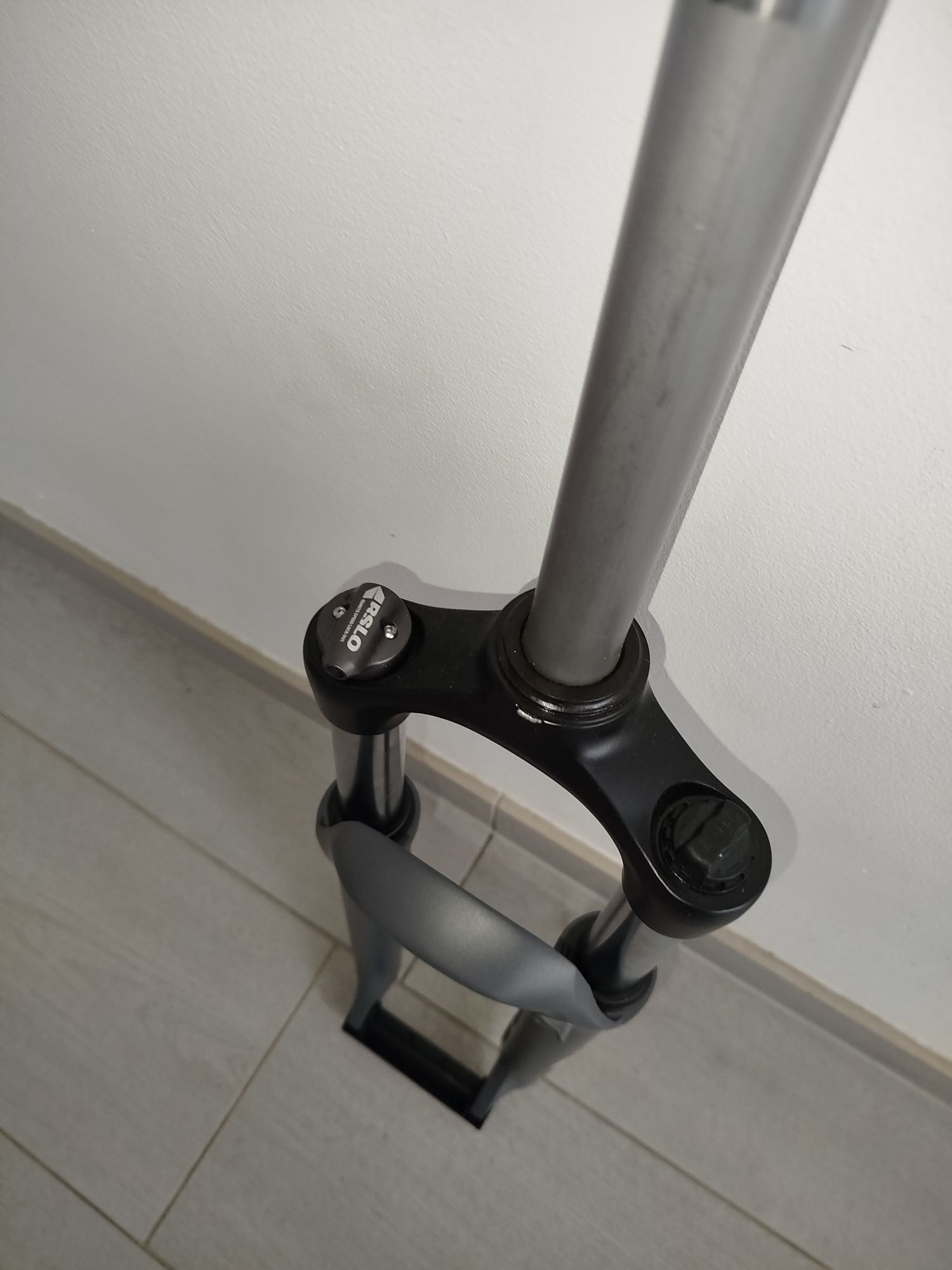 Amortyzator SR Suntour XCM30 29" 100mm 1 1/8" szary