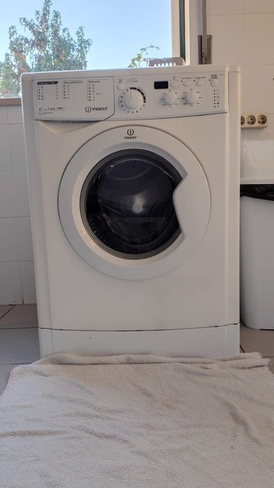 Máquina de Lavar Indesit

Máquina de Lavar Roupa Indesit – 6 kg – 1000