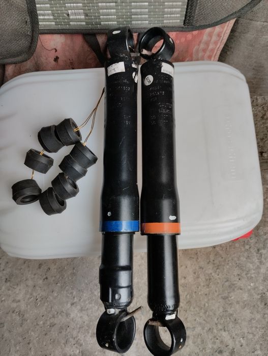 Toyota Hilux. Тойота Хайлюкс. Задні амортизатори.