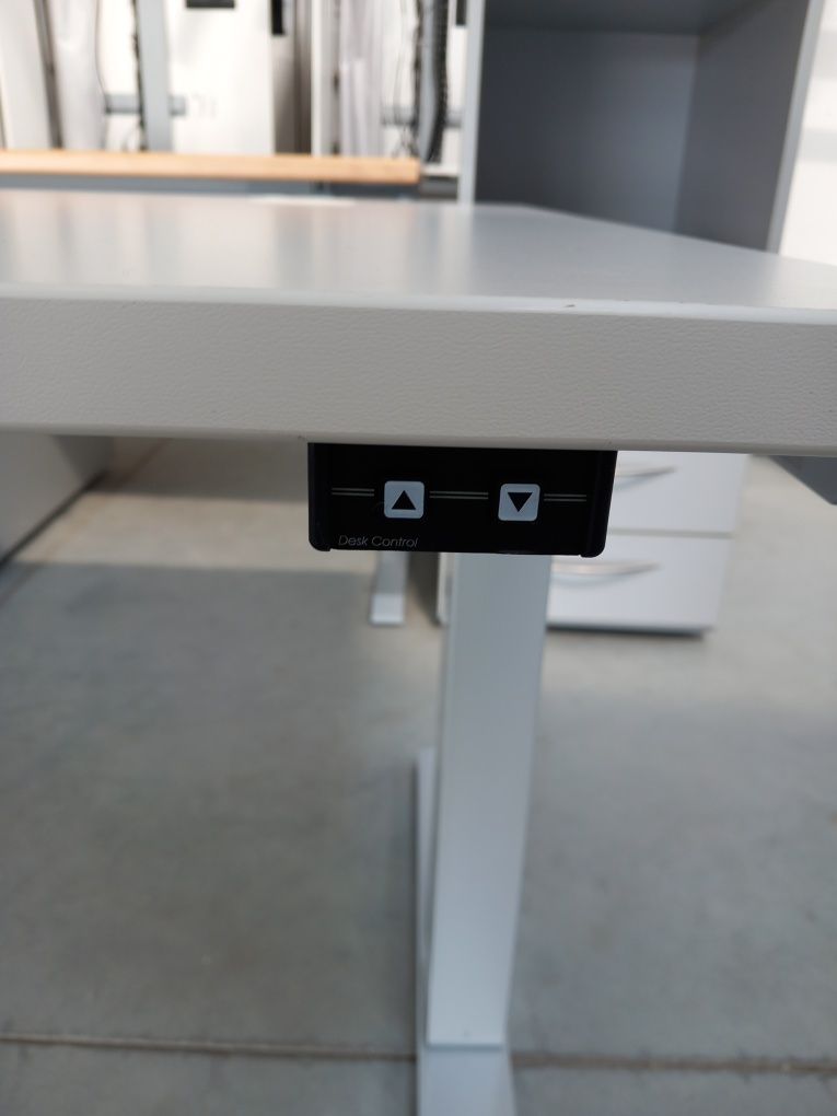 Biurko elektryczne z elektrycznie regulowanym blatem