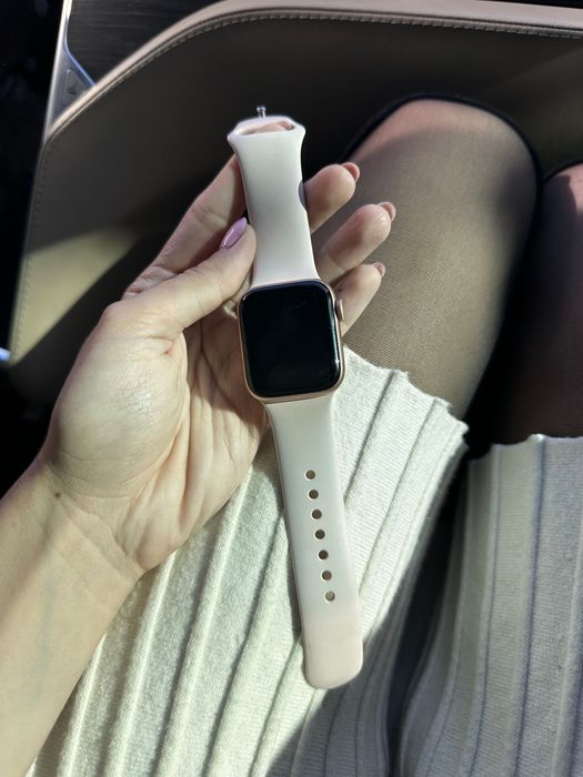Apple Watch SE смарт годинник