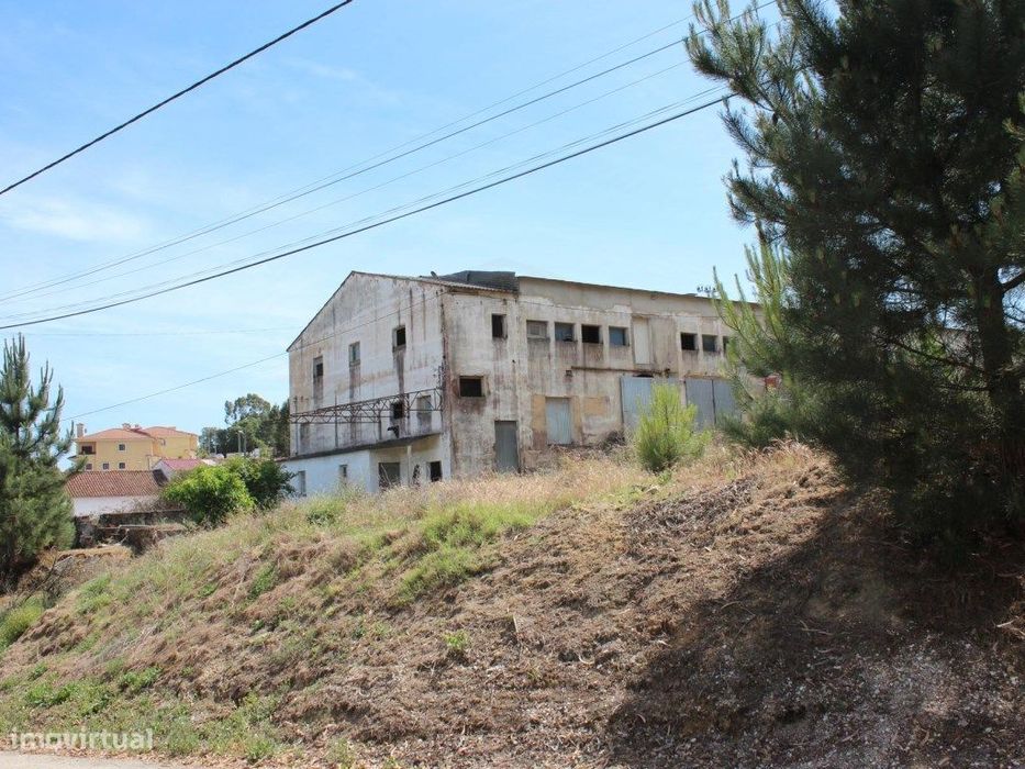 Armazém de 830m2 em lote de 2.950m2 em Rio Maior.