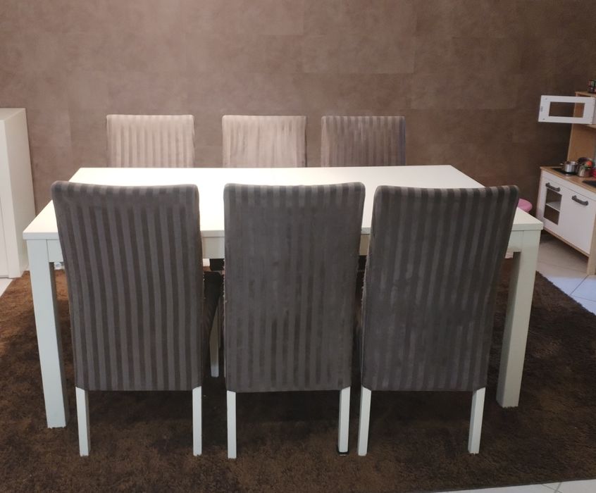 Mesa e cadeiras modernas
