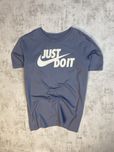 Блакитна футболка Nike з білим лого – стиль і комфорт щодня