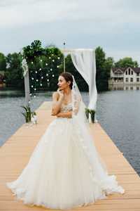 Стильна весільна сукня для мініатюрної нареченої