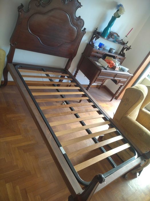 Cama solteiro estilo clássico madeira maciça