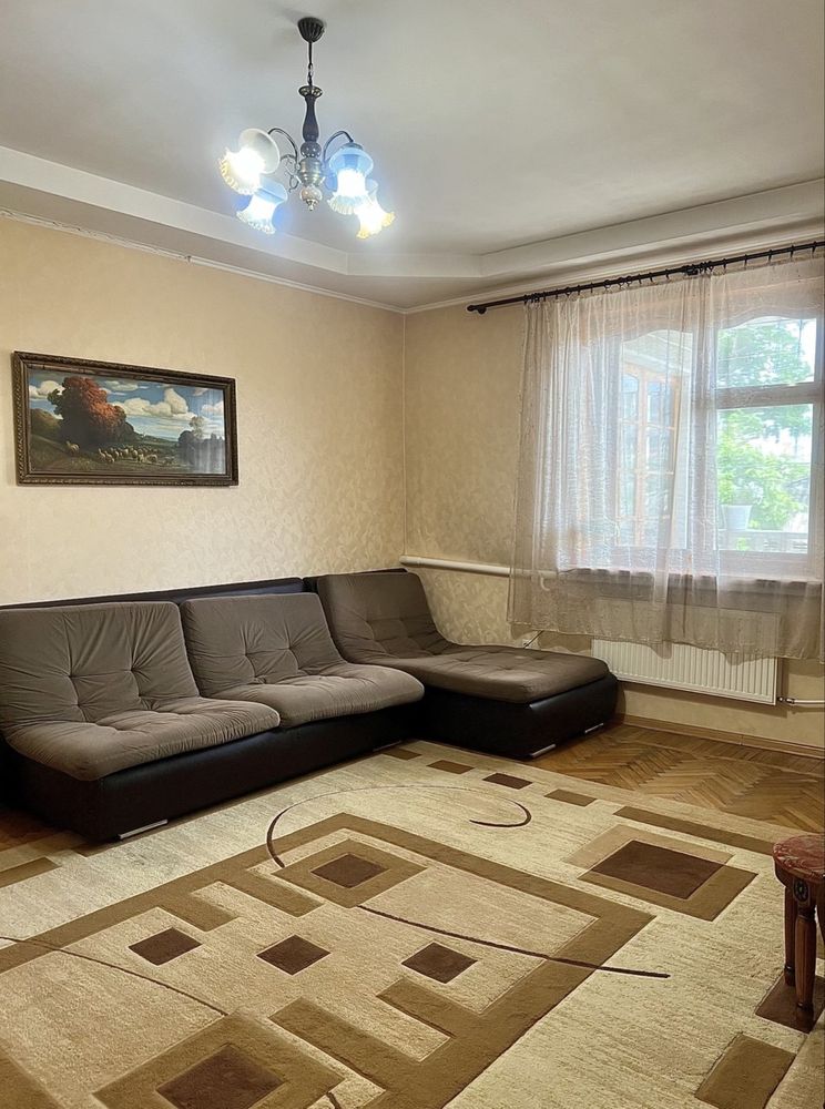 Два будинки в центрі міста
