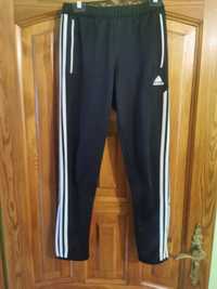 Spodnie dresowe firmy Adidas 152