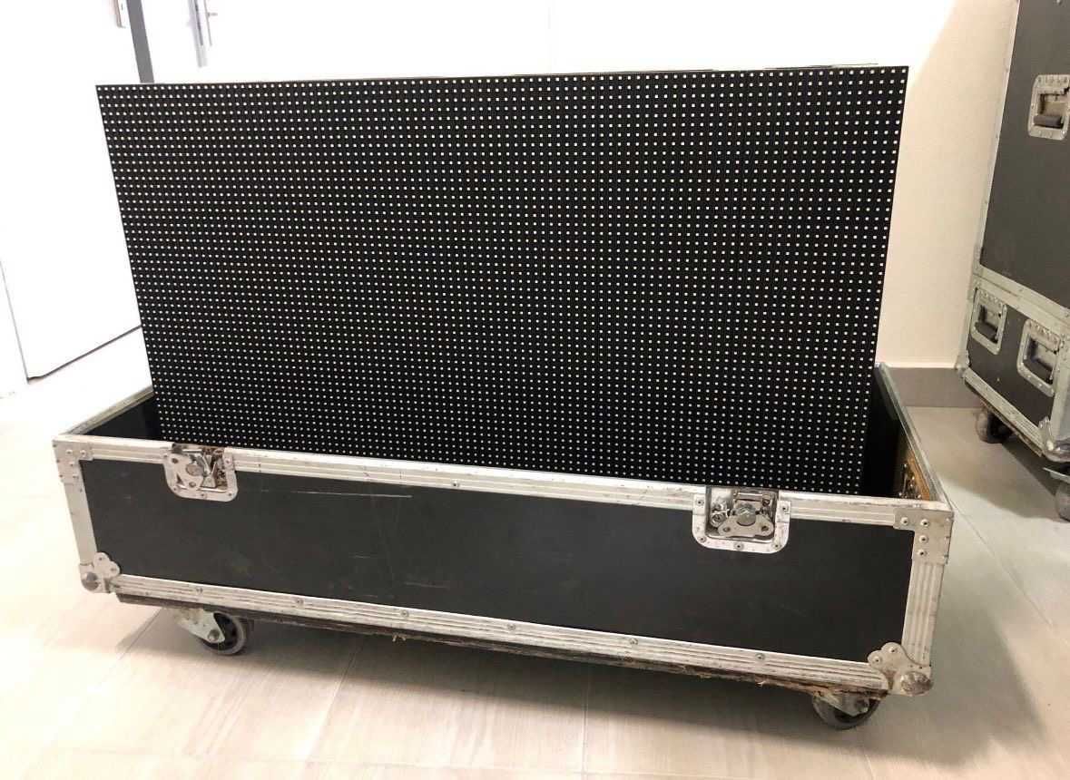 Ekrany ledowe wielkoformatowe 96 cm x 64 cm 36 sztuk