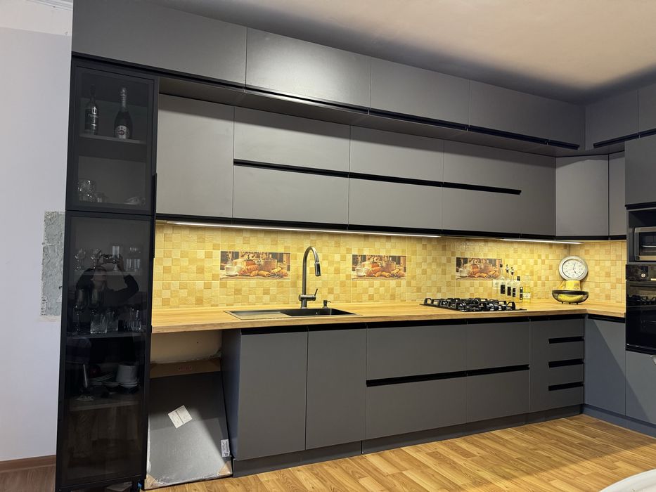Продається кухня кутова разом з мийкою, змішувачем та підсвіткою!