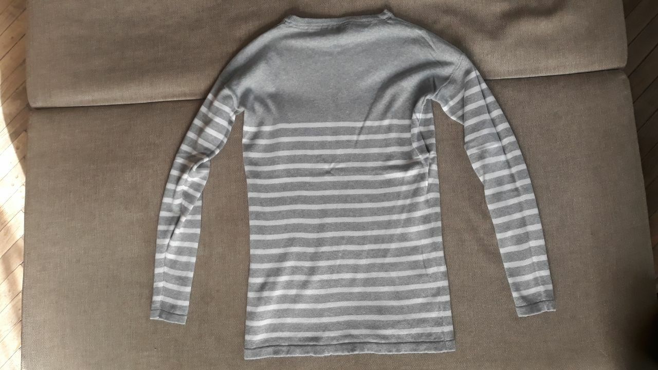 Мужской свитер серый в белую полоску