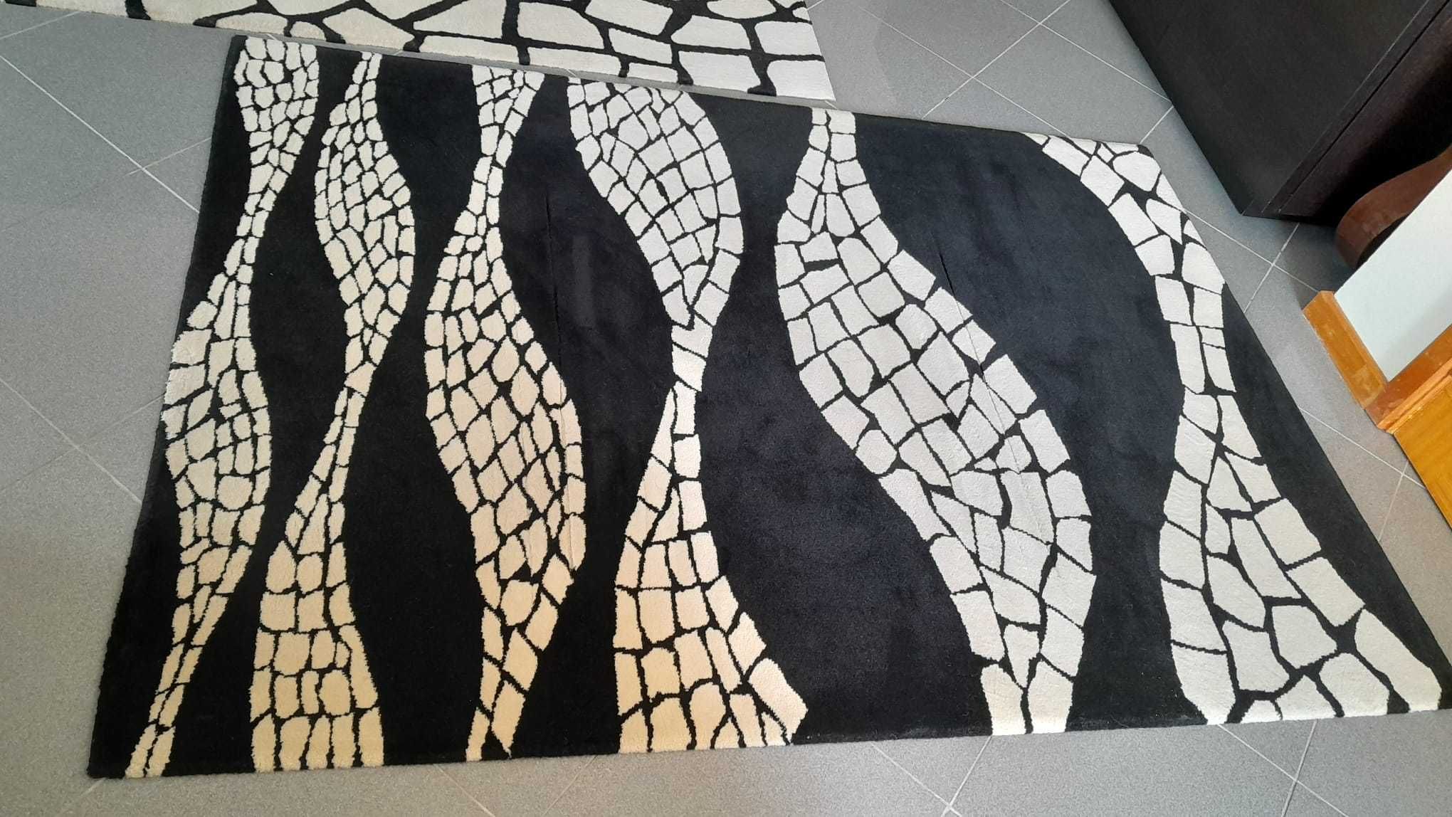 Vendo 2 tapetes da mesma coleção, de tamanhos diferentes.