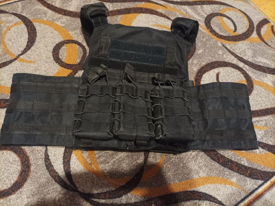 Плитоноска . Чорного кольору