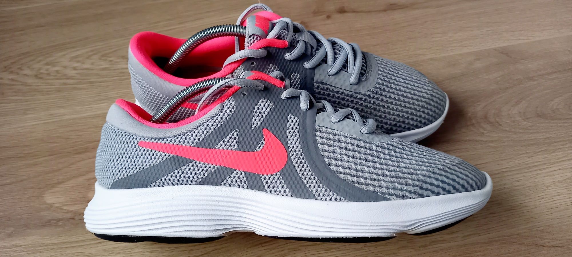 Nike Revolution 4, damskie obuwie sportowe, roz. 38