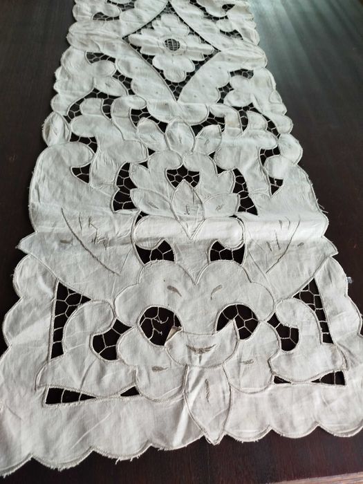 Um individual de mesa de jantar bordado a máquina