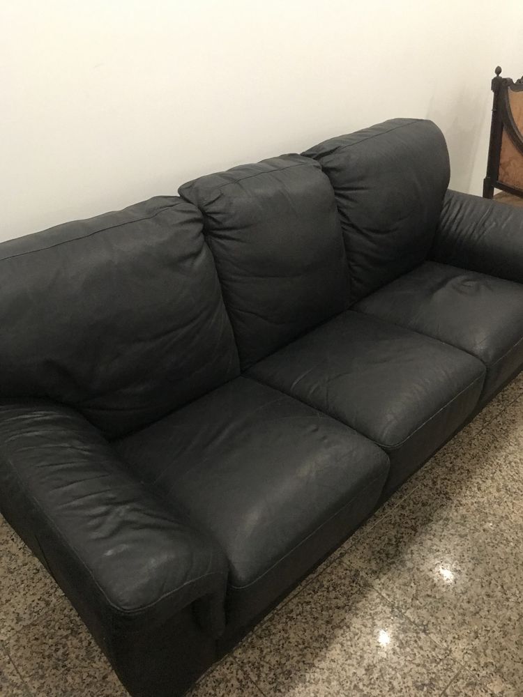 Sofá de 3 lugares e sofá de 2 lugares em pele