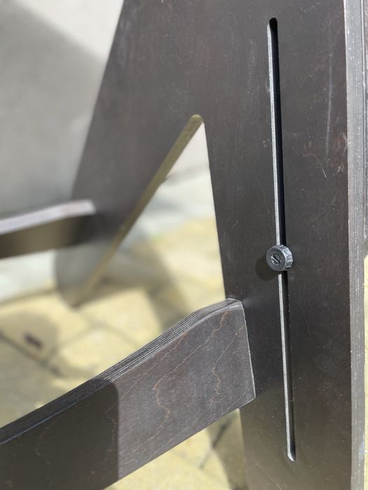 Biurko drewniane, regulowane do pracy na stojąco.