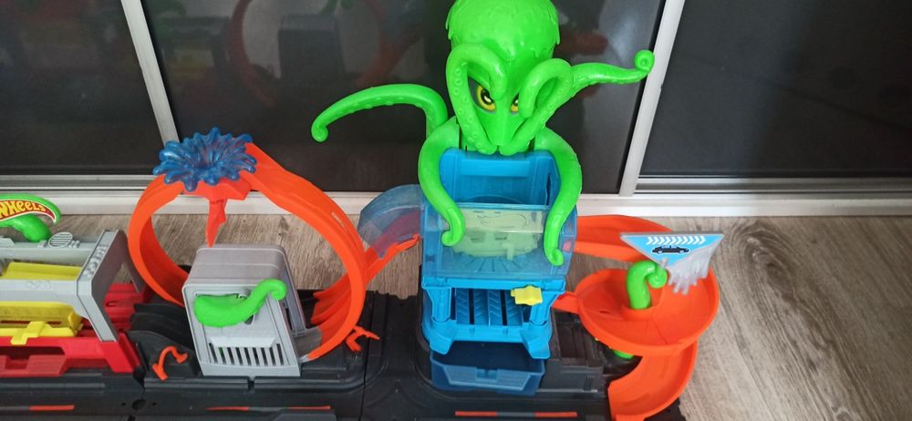 Hot wheels megamyjnia atak ośmiornicy