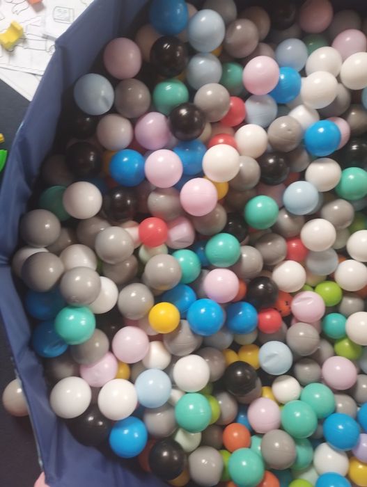 Sprzedam kulki piłeczki plastikowe do suchego basenu około 700 szt.