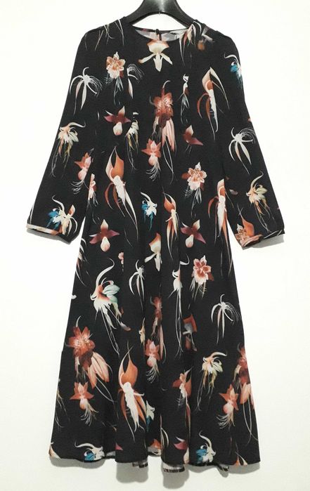 Vestido midi preto com padrão floral da H&M Tam 38
