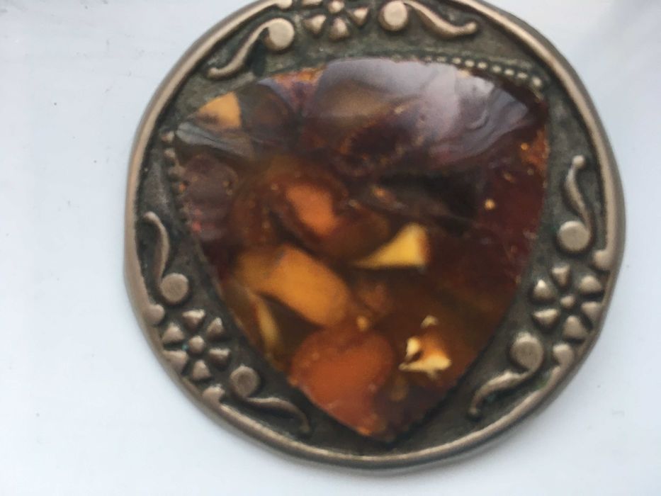Брошь круглая с янтарем 5см винтаж
