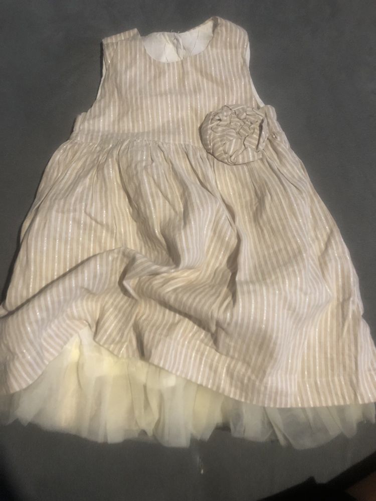 Sukienka kremowa w paski 12-18 z tiulem