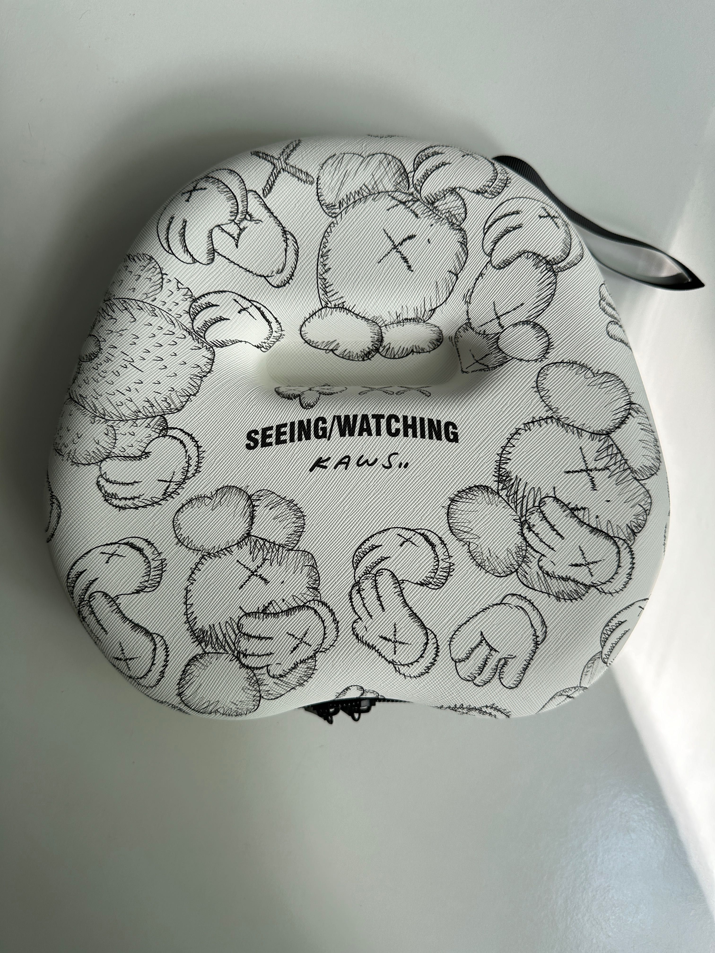 Etui na AirPods Max, bardzo stylowe z wzorem Kaws w kolorze białym