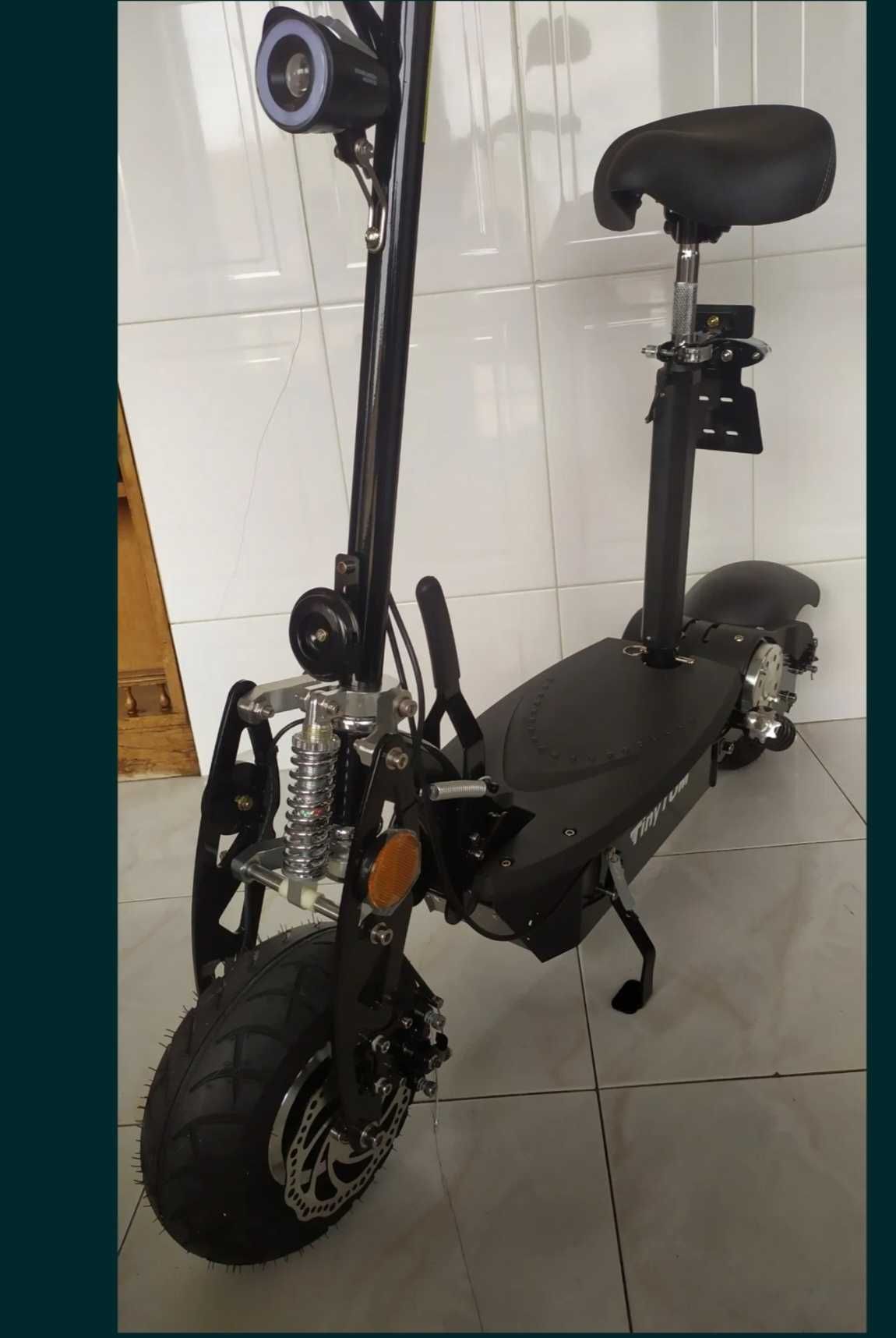 Trotinete tinitom com banco como nova