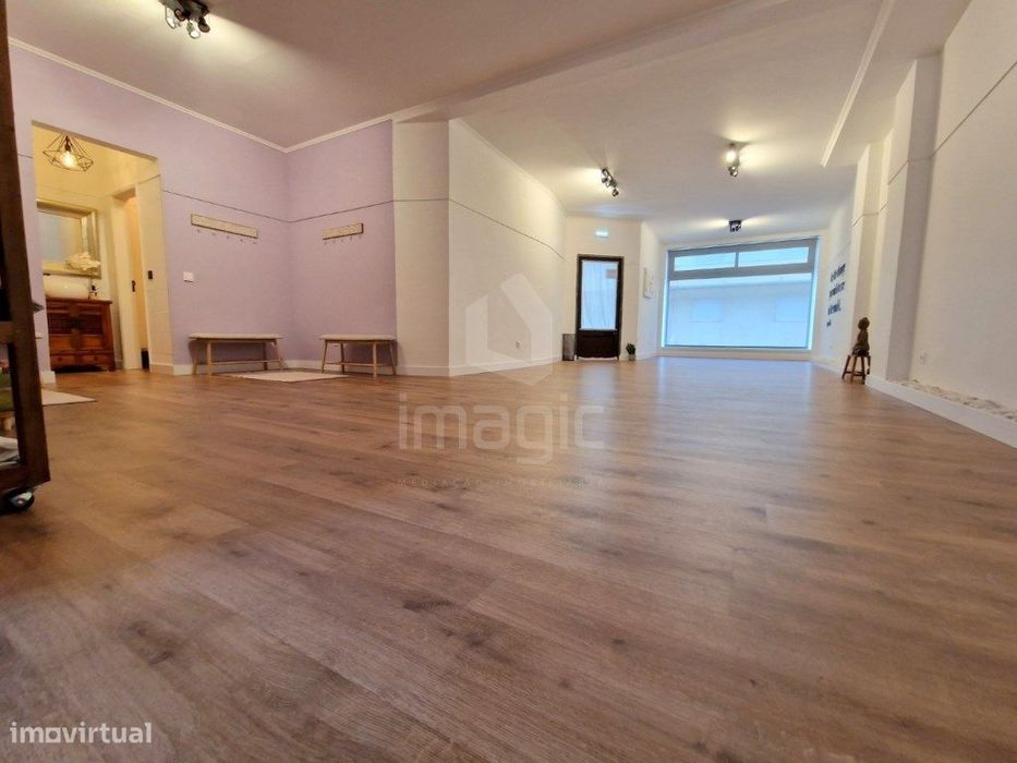 Loja localizada em Mafra, com terraço coberto, totalmente renovada.